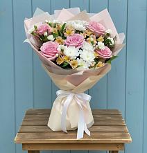 Букет цветов из:  Гвоздики, Орхидеи и Розы в Егорлыкской