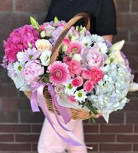 Композиция солнечный день в Егорлыкской Цветочная композиция из Розы, Хризантемы, Пионы и Лизиантусы в корзине в Егорлыкской