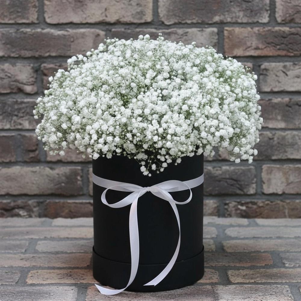 Цветочная композиция из Гипсофила в шляпной коробке в Егорлыкской