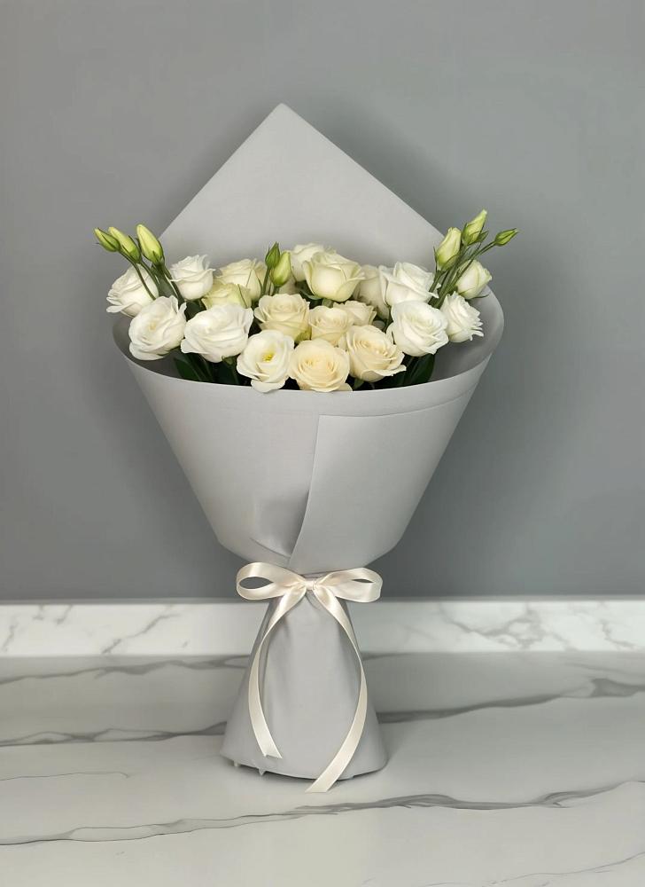 Букет цветов из: Розы и Лизиантусы в Егорлыкской