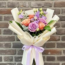 Букет цветов из:  Лизиантусы и Розы в Егорлыкской