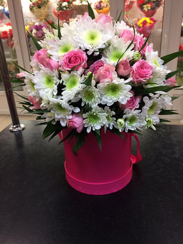 Цветочная композиция из Розы и Хризантемы в шляпной коробке в Егорлыкской