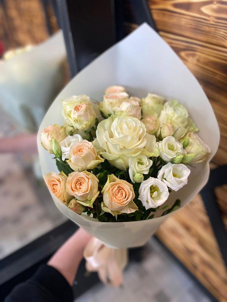 Букет цветов из: Розы и Лизиантусы в Егорлыкской